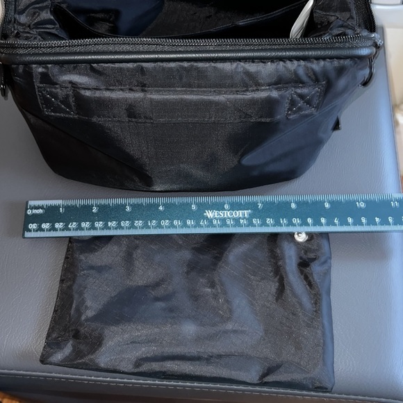 Nylon Toiletries Bag EUC - Picture 7 of 10